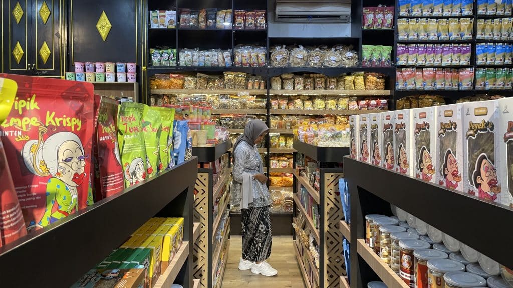 pembeli oleh-oleh di hamzah batik