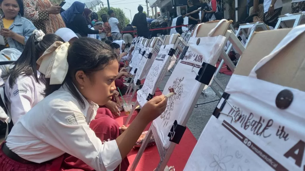 Mempelajari Proses Membatik Hingga Menjadi Kain Batik