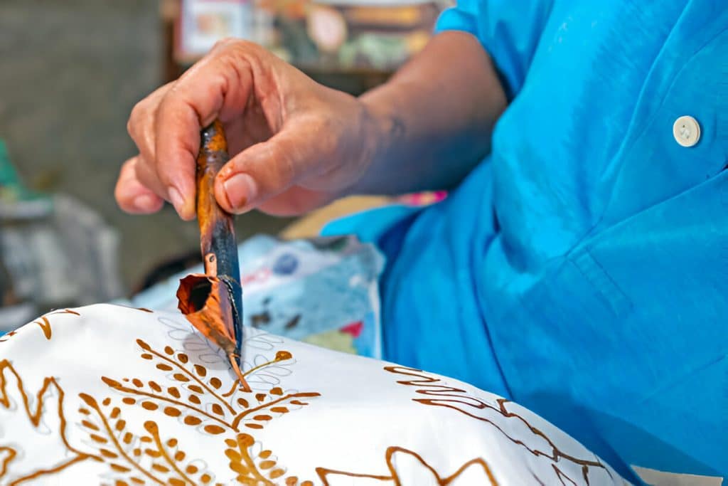 proses membatik tulis tradisional