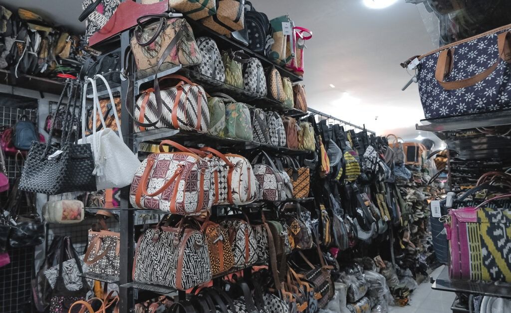 Toko Pusat Kerajinan Tas Tradisional Batik di Hamzah Batik Jogja