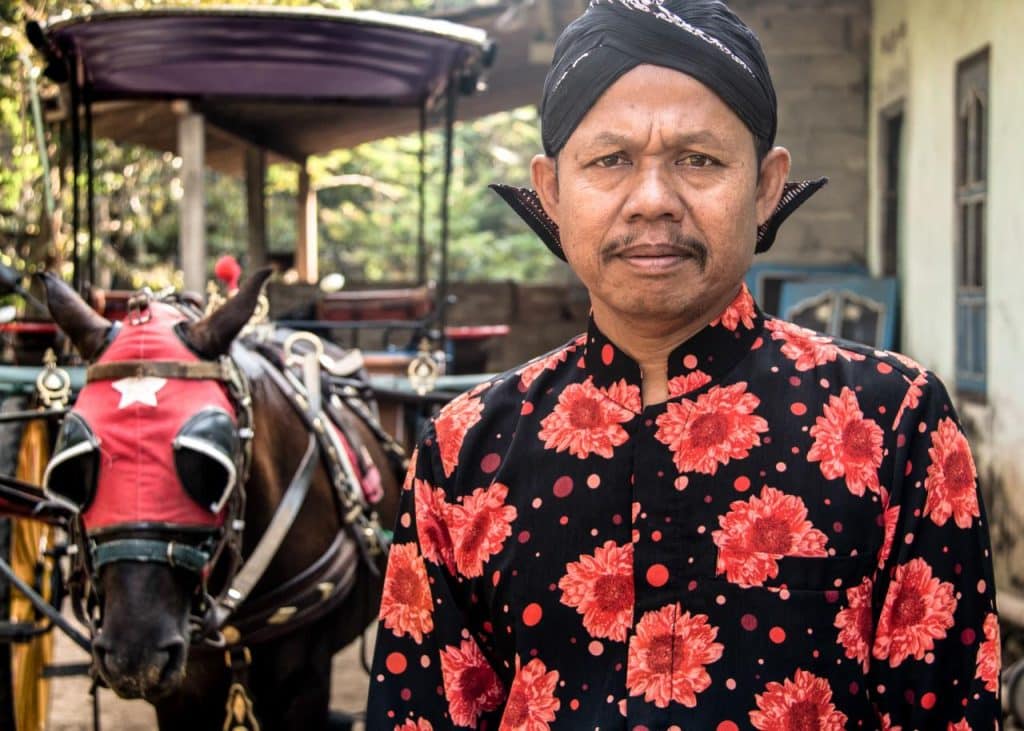 5 Alasan Kenapa Kusir Andong Selalu Mengenakan Baju Surjan