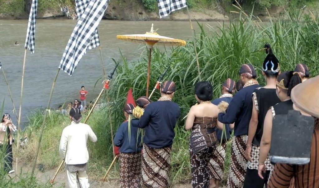 larung sesaji la barka sabtu pahing