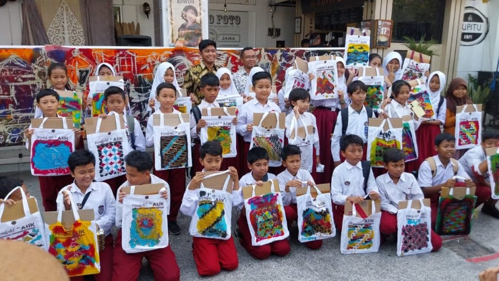 Batik Asik Goes to School: Edukasi Membatik Bersama Hamzah Batik ke Sekolahmu