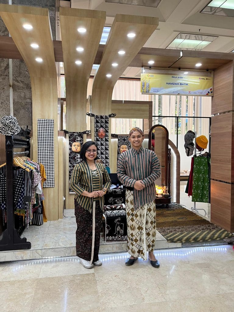 karyawan hamzah batik di pameran kerajinan jogja istimewa