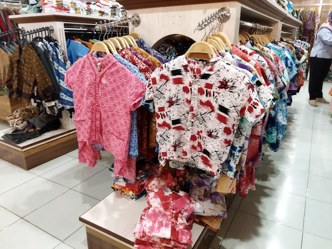 koleksi batik di hamzah batik