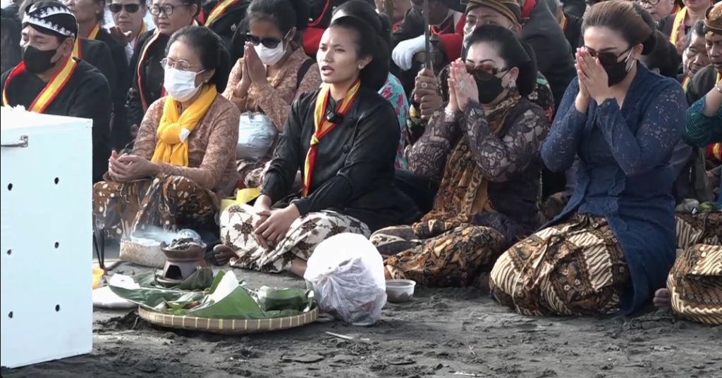 Mengenal Tradisi Larung Sesaji di Pantai Parangkusumo