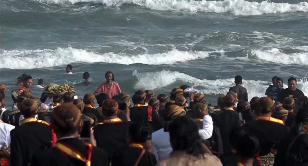 prosesi tradisi larung sesaji di pantai parangkusumo
