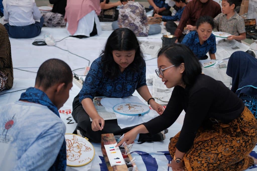 hamzah batik goes to school membatik