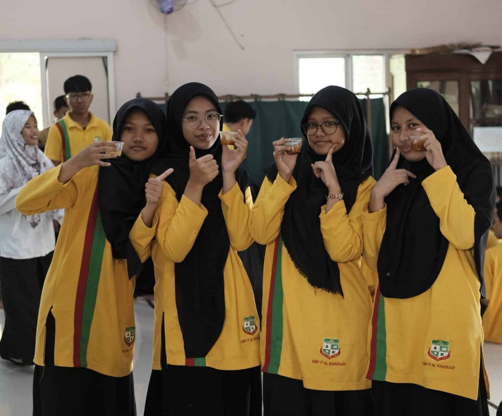 siswi SMP IT Al Khairaat mecicipi jamu tradisional Hamzah Batik