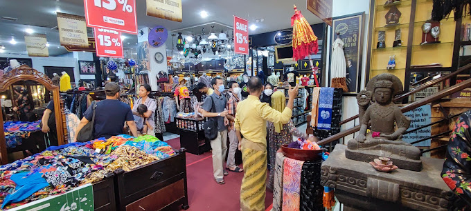 suasana toko Hamzah Batik