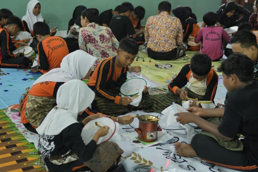 Hari Kedua Hamzah Batik Goes to School di SD Sonosewu