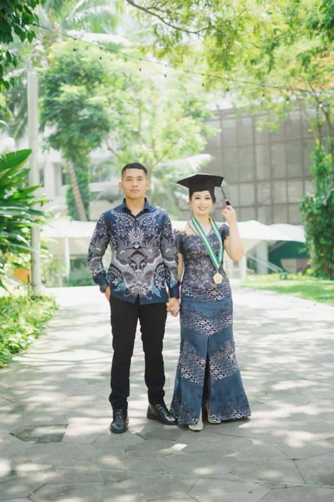 baju pasangan batik untuk wisuda 